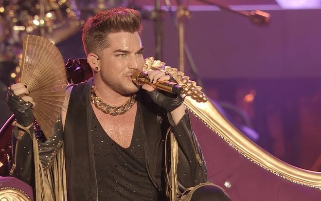 O cantor Adam Lambert durante apresentação com a banda Queen em 2014: de volta ao American Idol - Reprodução/YouTube