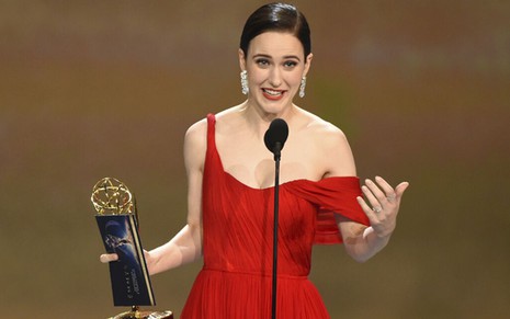 A atriz Rachel Brosnahan segura a estatueta que ela ganhou no Emmy de 2018, por The Marvelous Mrs. Maisel