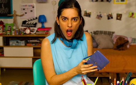 A atriz Raíssa Venâncio interpreta Fê, protagonista youtuber de $100 Neuras, da TV Escola - Divulgação/TV Escola