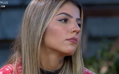 Hariany Almeida no cenário do reality show A Fazenda 11 na Record 