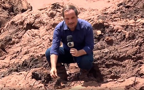 O jornalista Rodrigo Vianna no meio da lama de Brumadinho em reportagem para o Jornal da Record - Reprodução/Record