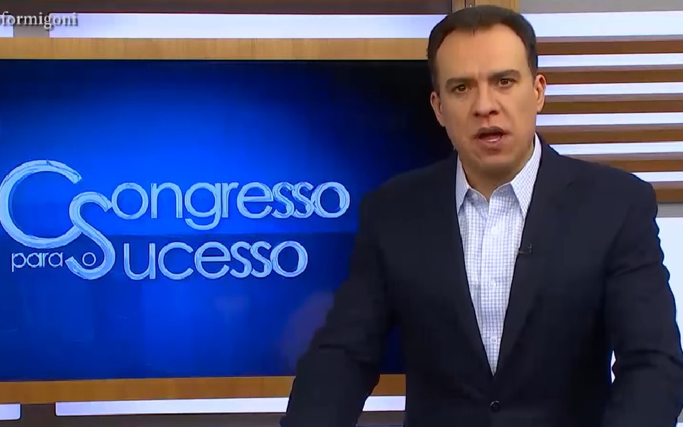 O ex-bispo da Igreja Universal Rogério Formigoni no cenário do programa Congresso para o Sucesso