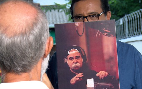 No Domingo Show, Geraldo Luís mostra foto antiga de Renato Larangeira ao operador de câmera - Reprodução/Record