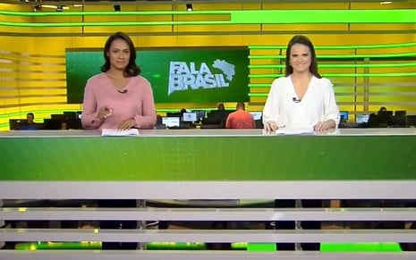 As apresentadoras Salcy Lima e Roberta Piza na bancada de cores verde, amarela e branca do jornalístico Fala Brasil