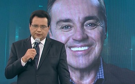 Geraldo Luís no palco do Domingo Show especial com homenagens para Gugu Liberato