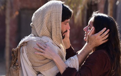Jesus (Dudu Azevedo) reencontra Maria (Cláudia Mauro) após a morte do pai em Jesus - Blad Meneghel/Record