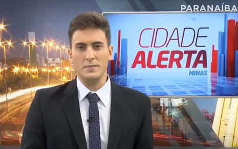 O apresentador Tarcis Duarte no cenário do jornal Cidade Alerta Minas, exibido pela Record 