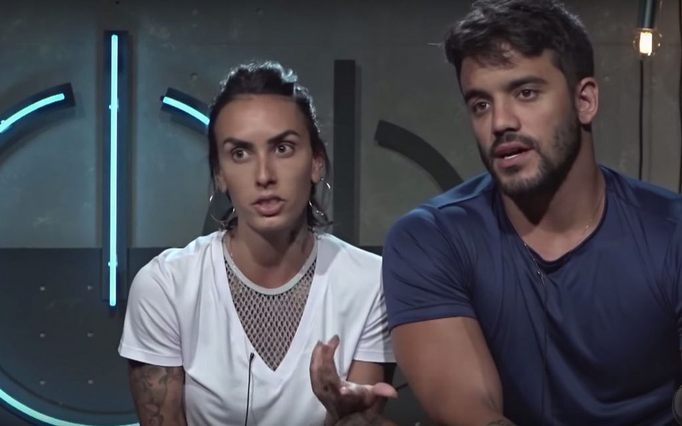 Os participantes do reality show Power Couple Anna Clara Maia e André Coelho em cenário da Record