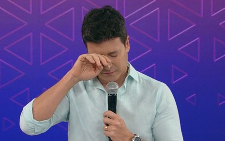 O apresentador Rodrigo Faro chora na abertura do Hora do Faro, que prestou homenagens a Gugu Liberato