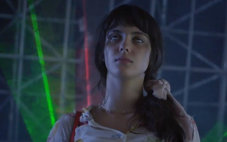Rafaela Sampaio na cena de Topíssima em que Gabriela tem uma overdose durante festa da faculdade - Reprodução/Record