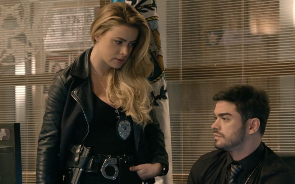 Rayanne Moraes vive a policial Graça em cena de Topíssima com Sidney Sampaio (André) - Reprodução/Record