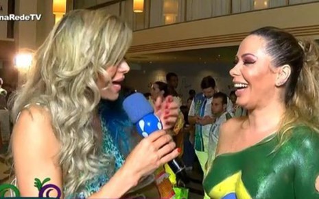 Leonora Aquilla (à esq.) entrevista a modelo Ju Isen, que mostrou o ânus na RedeTV! - Reprodução/RedeTV!