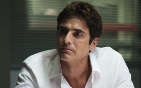 O ator Reynaldo Gianecchini com expressão triste em cena como o personagem Régis de A Dona do Pedaço