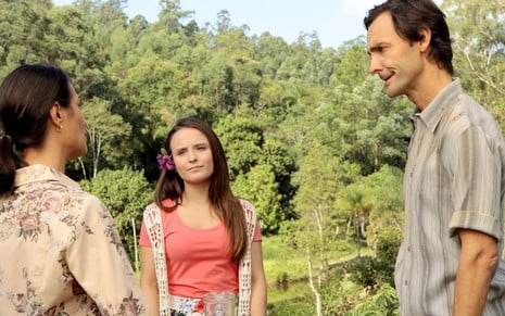 Mirela (Larissa Manoela) na fazenda em cena de As Aventuras de Poliana