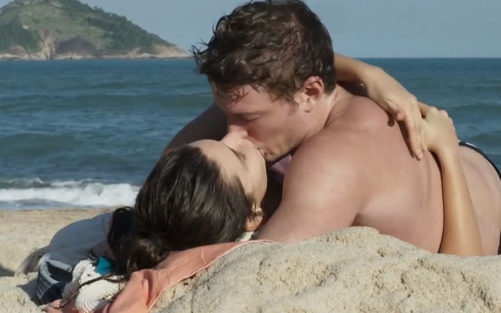 Rita (Alanis Guillen) e Filipe (Pedro Novaes) se beijam na praia em cena de Malhação