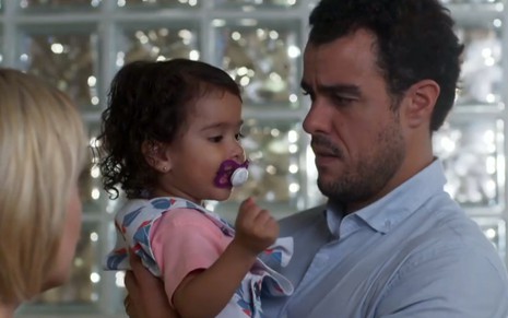 Lígia (Paloma Duarte) e Joaquim (Joaquim Lopes) levarão Nina para o hospital em Malhação - Reprodução/TV Globo
