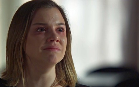 Dalila (Alice Wegmann) chorando com cara de louca em cena de Órfãos da Terra, novela das seis da Globo