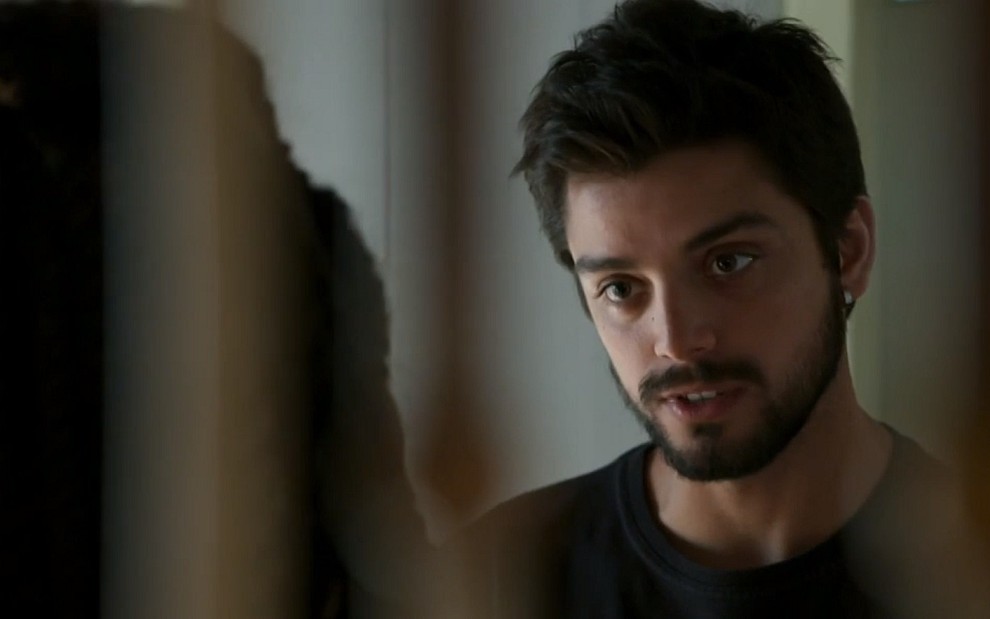Bruno (Rodrigo Simas) vai mentir para a namorada nos próximos capítulos de Órfãos da Terra - Reprodução/TV Globo