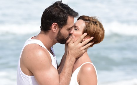 Antonio (Felipe Cunha) e Sophia (Camila Rodrigues) se beijam e começam a namorar em Topíssima - Blad Meneghel/Record
