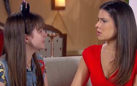 Poliana (Sophia Valverde) vai questionar Luísa (Thaís Melchior) sobre seu novo relacionamento - Reprodução/SBT