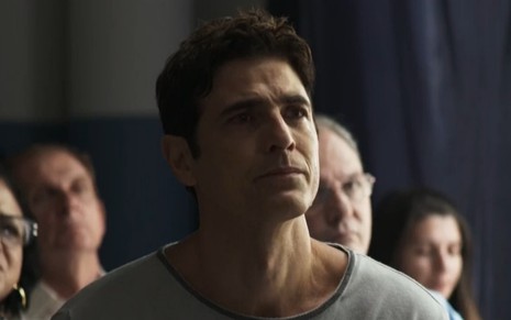 O ator Reynaldo Gianecchini com cara de choro em culto evangélico em cena de A Dona do Pedaço, novela das nove da Globo