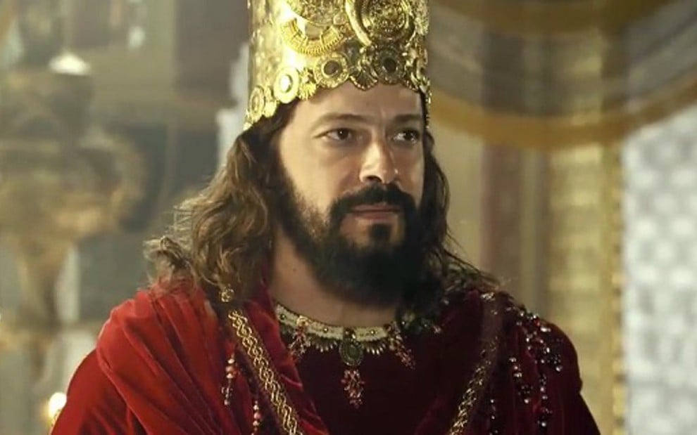Heitor Martinez como o rei Nabucodonosor no capítulo de ontem (13) de O Rico e Lázaro - Reprodução/RecordTV