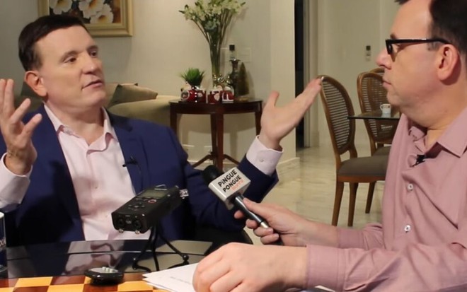 O repórter e apresentador Roberto Cabrini é entrevistado pelo jornalista Marcelo Bonfá no YouTube