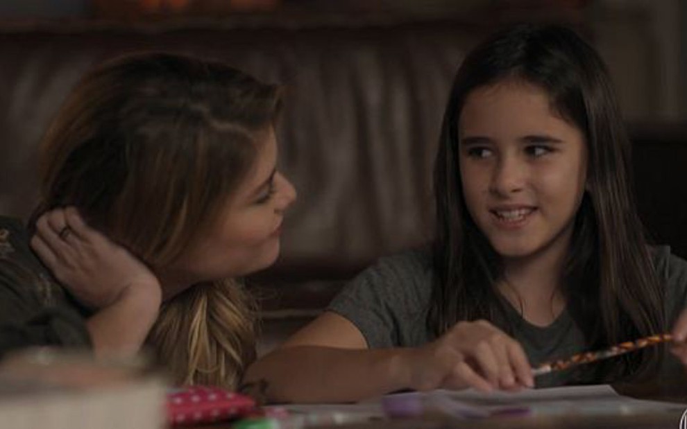 Alinne Moraes (Diana) e Lara Cariello (Chiara) em Rock Story; garota preferirá morar com o pai - Reprodução/TV Globo