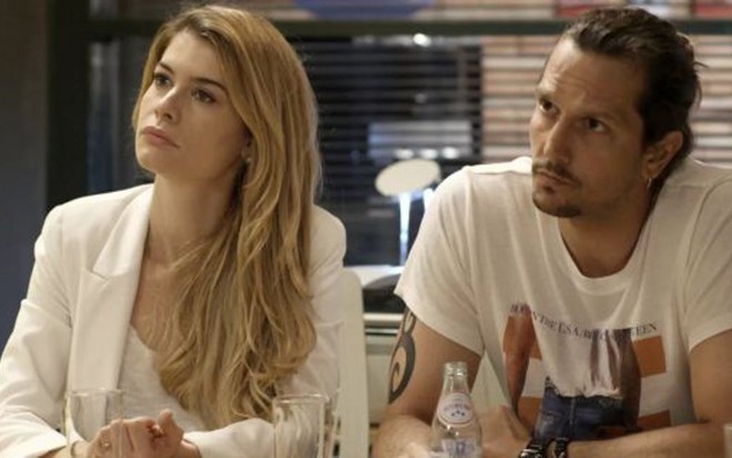 Alinne Moraes e Vladimir Brichta em cena de Rock Story; Diana vai se redimir na reta final - 