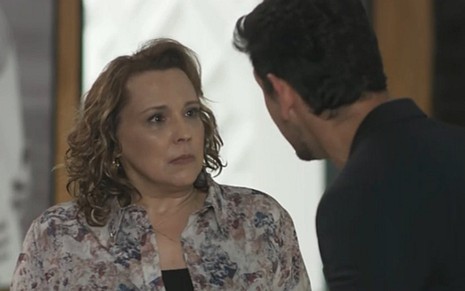 Ana Beatriz Nogueira (Néia) e João Vicente de Castro (Lázaro) em cena de Rock Story - Reprodução/TV Globo