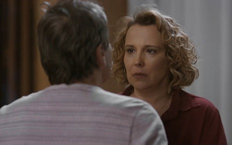 Néia (Ana Beatriz Nogueira) saberá que foi enganada de novo por Almir (Evandro Mesquita) - Reprodução/TV Globo