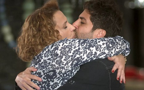 Néia (Ana Beatriz Nogueira) beijará Ramon (Gabriel Louchard) em cena de Rock Story - Reprodução/TV Globo