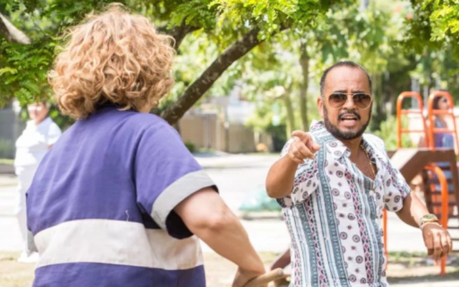 Néia (Ana Beatriz Nogueira) é ameaçada por Betão (Luciano Vidigal) em cena de Rock Story - Felipe Monteiro/TV Globo