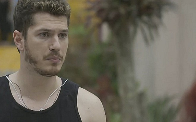 Caio Paduan (Alex) em cena de Rock Story; bandido terá sua droga roubada por vítima - Reprodução/TV Globo