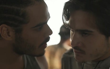 Enzo Romani (Jaílson) e Nicolas Prattes (Zac) em cena de Rock Story, novela das sete - Reprodução/TV Globo
