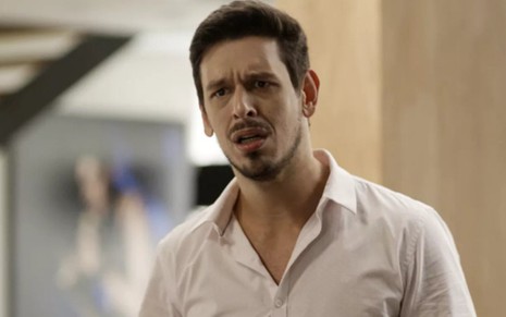 João Vicente de Castro (Lázaro) em cena de Rock Story; vilão terá que morar em escritório - Reprodução/TV Globo