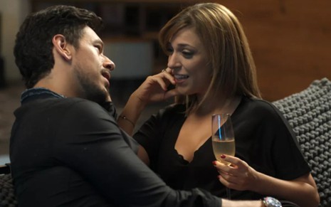 Lázaro (João Vicente de Castro) faz proposta a Marisa (Júlia Rabello) nesta sexta-feira (27) - Reprodução/TV Globo