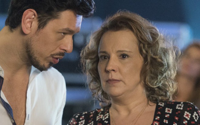 Os vilões Lázaro (João Vicente de Castro) e Néia (Ana Beatriz Nogueira) em Rock Story - Estevam Avellar/TV Globo