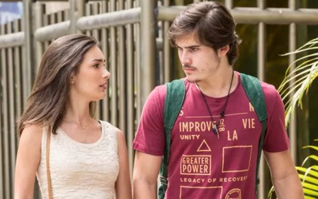Marina Moschen (Yasmin) e Nicolas Prattes (Zac) em cena de Rock Story, novela das sete - Reprodução/TV Globo