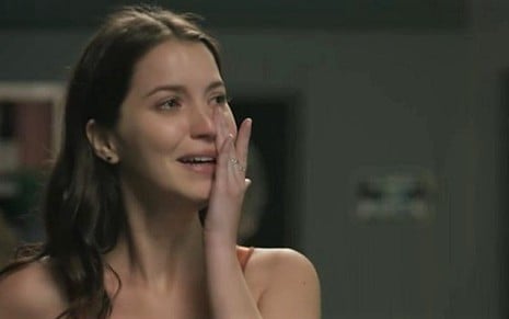 Júlia (Nathalia Dill) chora no capítulo de ontem de Rock Story, em que rompeu com Gui - Reprodução/Globo