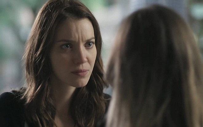 Júlia (Nathalia Dill) na cena em que conheceu Beatriz (Louise D'Tuani) em Rock Story - Reprodução/TV Globo