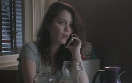 Lorena (Nathalia Dill) ameaça bandido por telefone em cena de Rock Story, novela das sete - Reprodução/TV Globo
