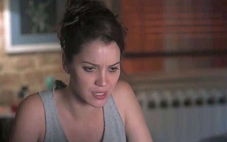 Nathalia Dill (Lorena) em cena de Rock Story; vilã trairá ex-namorado após fuga de hospital - Reprodução/TV Globo