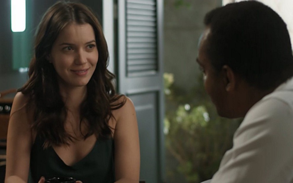 Júlia (Nathalia Dill) conversa com o advogado Daniel (Rocco Pitanga) antes de julgamento - Reprodução/TV Globo