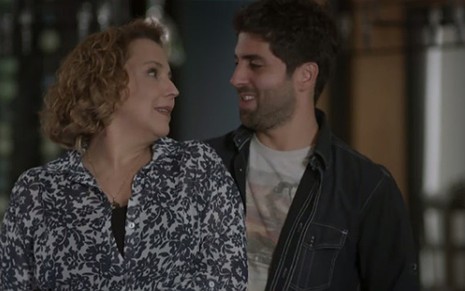 Néia (Ana Beatriz Nogueira) e Ramon (Gabriel Louchard) terão final feliz em Rock Story - Reprodução/Globo