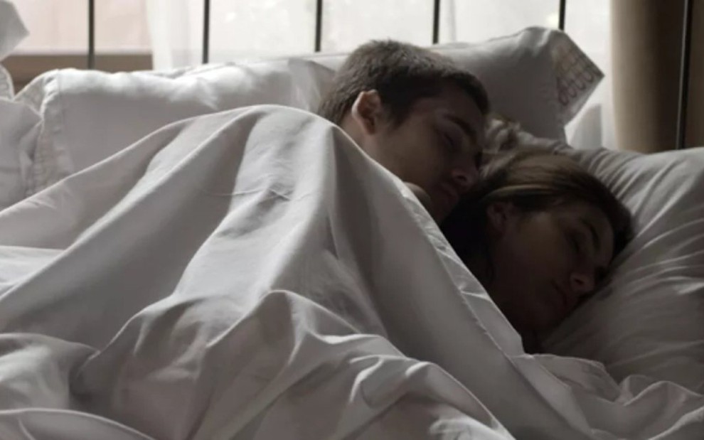 Zac (Nicolas Prattes) e Yasmin (Marina Moschen) dormem de conchinha em Rock Story - Reprodução/TV Globo