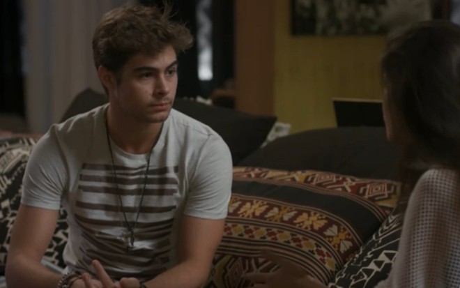 Rafael Vitti (Léo Régis) e Antonia Morais (Manu) em Rock Story; cantor descobrirá armação - Reprodução/TV Globo