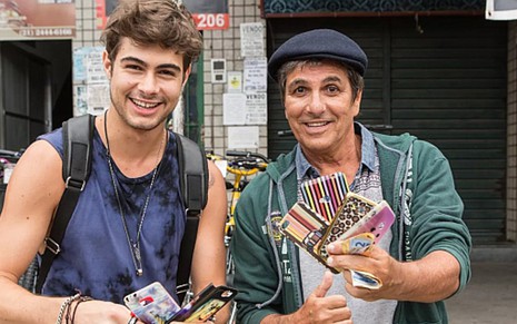 Léo Régis (Rafael Vitti) reencontra o pai, Almir (Evandro Mesquita), em cena de Rock Story - Reprodução/TV Globo