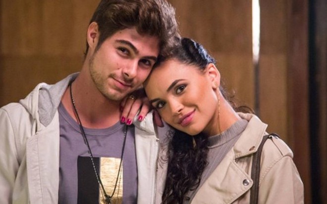 Léo Régis (Rafael Vitti) dará banho de loja em Stefany (Giovana Cordeiro) em Rock Story - Paulo Belote/TV Globo