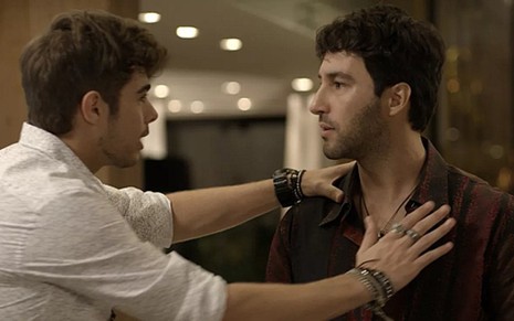 Rafael Vitti (Léo Régis) e Guilherme Logullo (Miro) em cena de Rock Story, novela das sete - Reprodução/TV Globo